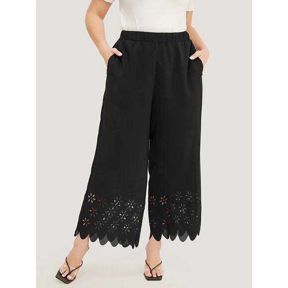 2/$25
 14 - 16 • 1x • BloomChic •  Pocket Laser Cut Pants - Picture 1 of 9